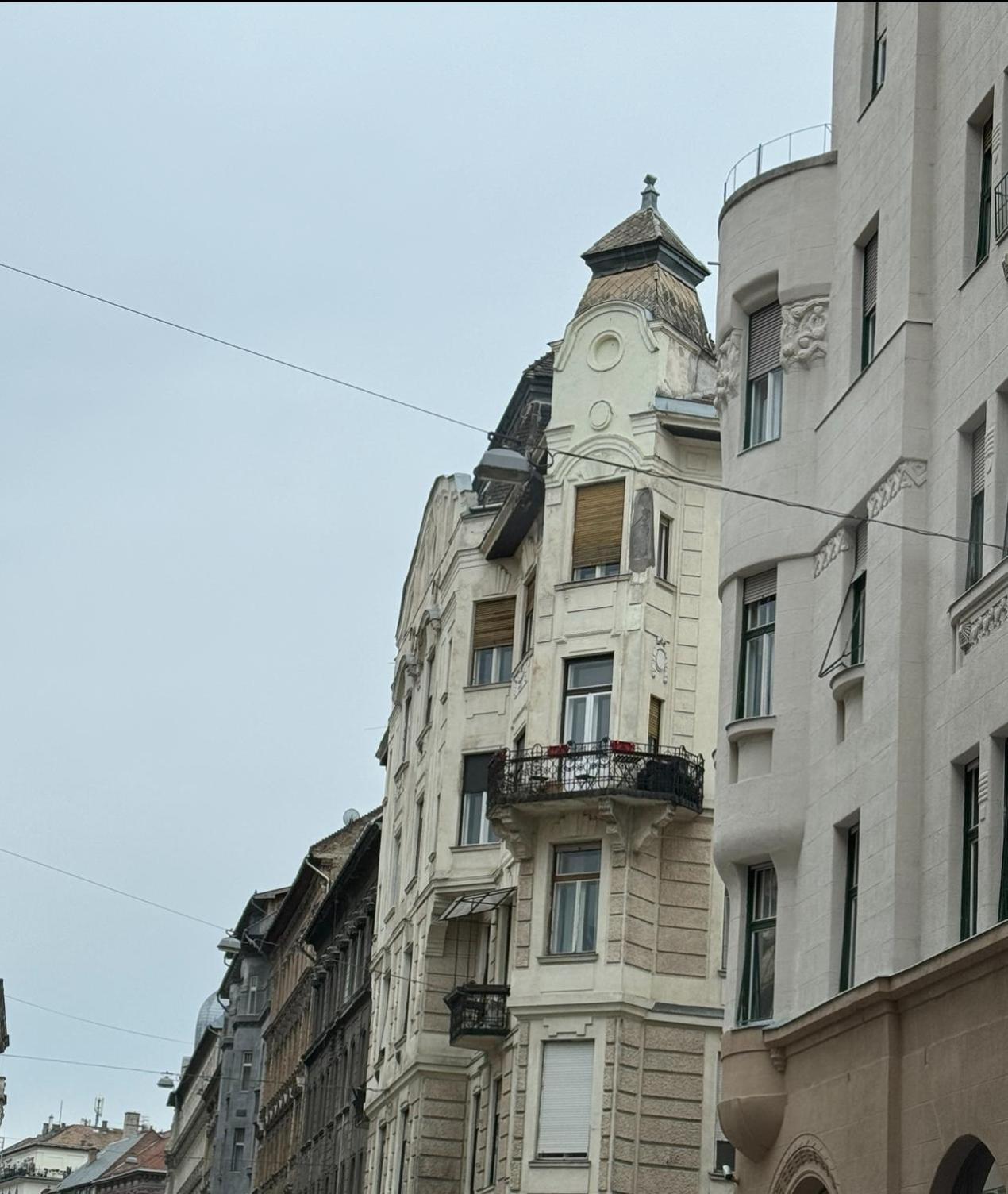 Apartment V *