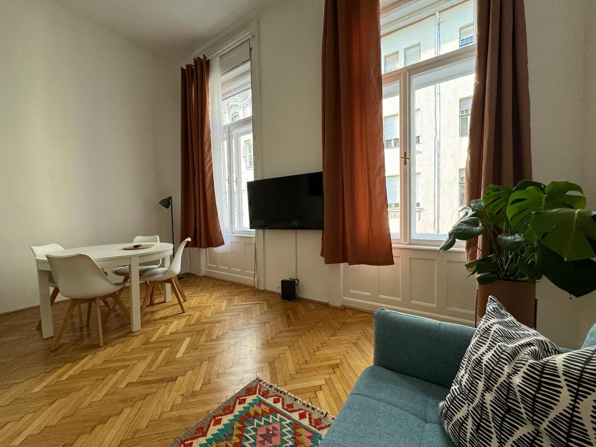 Apartment V *