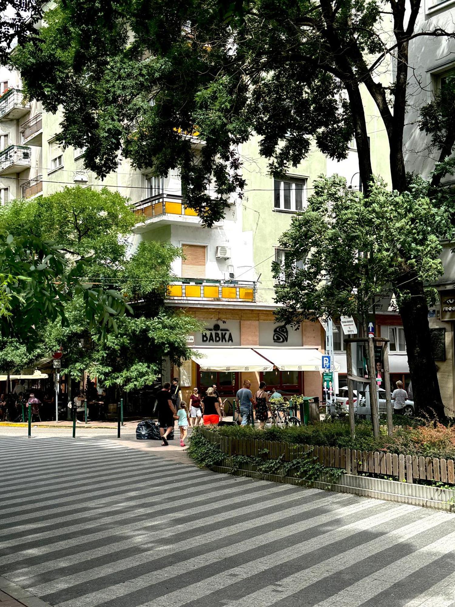 V Apartment *