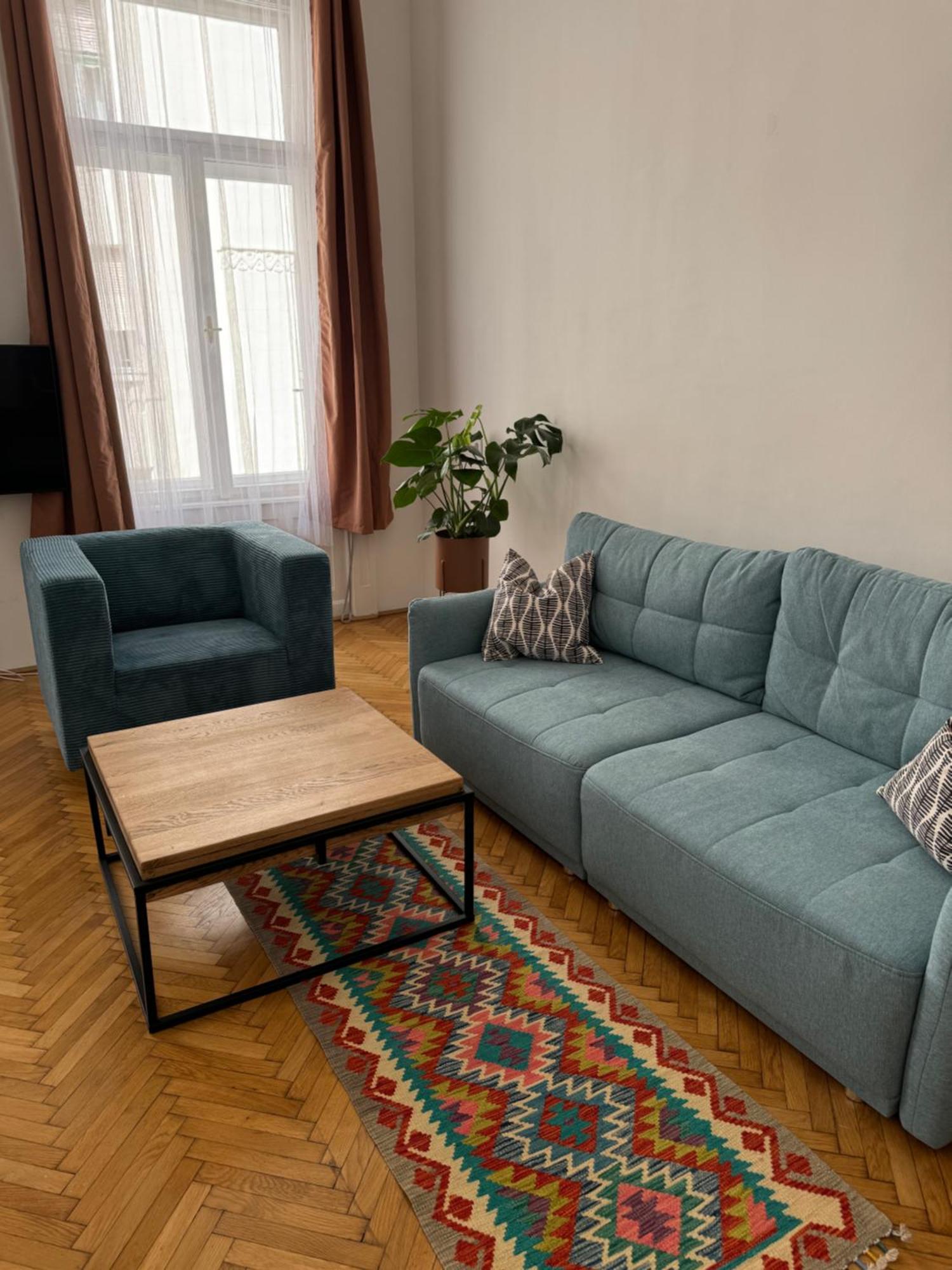 V * Budapest